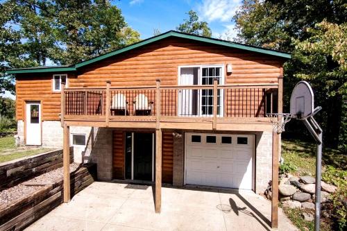 Lakefront Family-Friendly Cabin with a Games Room in Birchwood, Wisconsin