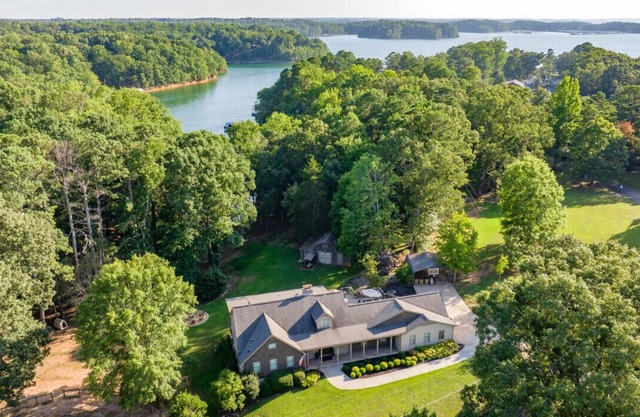 Lake Ranch: Sauna, Gym, Pickleball & Farm Fun!