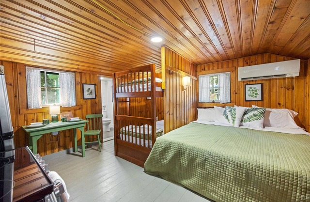 Lakefront Fiddlehead Tiny Cabin @ Getogether Stays