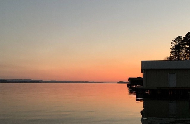 LAKEFRONT FISHING YEAR AROUND! LAKE GUNTERSVILLE COTTAGE!