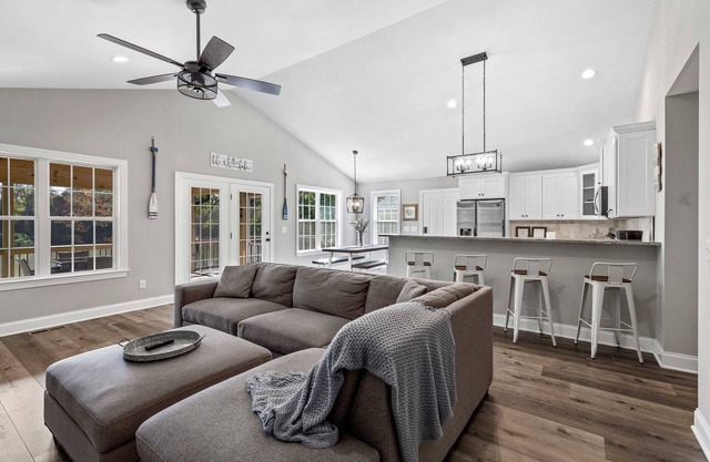 Lakefront Getaway: Dock, Kayaks, Fire Pit, 70" TV