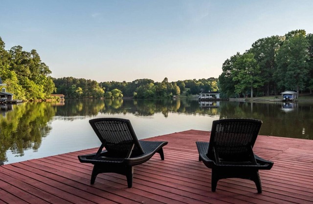 Lakefront | Private Dock & Family Friendly