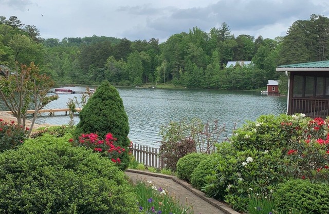 Lakefront getaway on Lake Burton