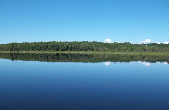Escapade au bord du lac avec kayak, canoë et quai