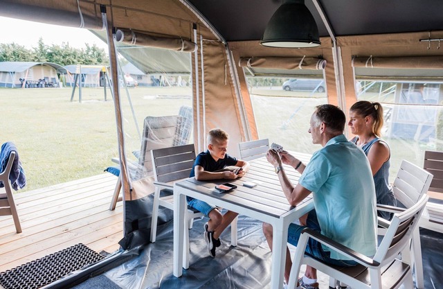 Belle tente lodge dans un camping au bord d'un lac