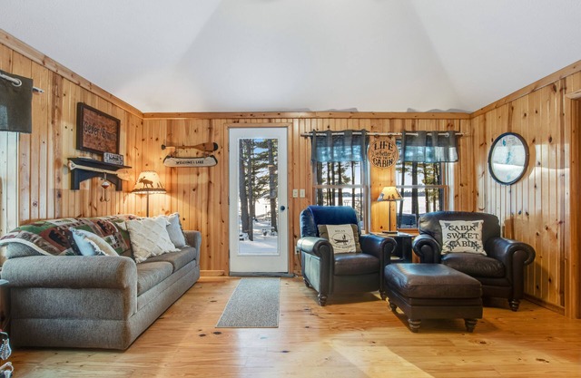 Lakefront Ground-Floor Home w/Dock, Boat Access, Wood Fireplace, Lake Views, A/C