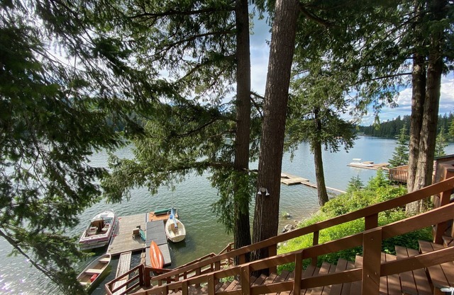 Lakefront guest house, dock access. Kayak, peddleboat, and rowboat... fishing.