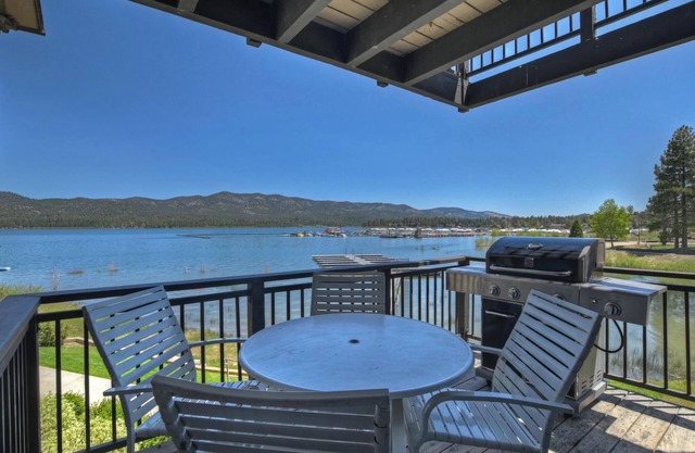 Lakefront Haven By Destination Big Bear:Lakefront Views! Walking Distance to the Village! Community Spa & Pool! Private Dock!
