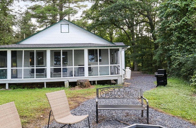 Lakefront Haven: Modern Cottage