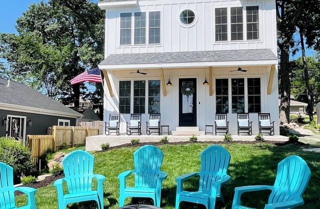 Lakefront Haven: Waterfront Oasis with Dock, Spacious Swim Pier & Pano Lake view