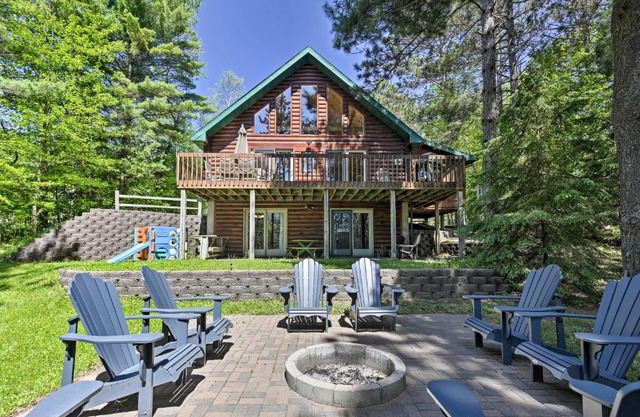 Lakefront Hazelhurst Cabin Dock and Pool Table