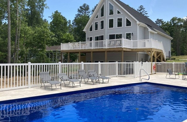 Lake View, Heated Pool, Firepits, Sundeck, Kayaks, Pool Table
