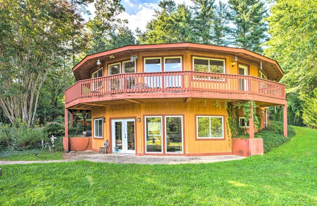 Lakefront Hendersonville Cabin Near Fishing!