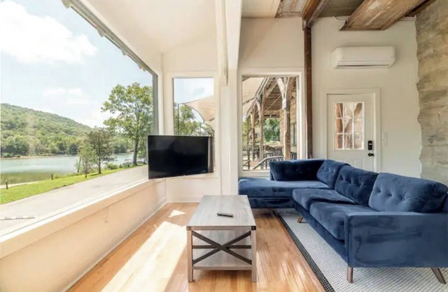 Lakefront Historical Luxury - All new 2023 design