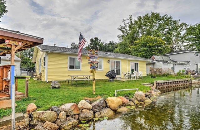Lakefront Waterford Township Home w / Tiki Bar!