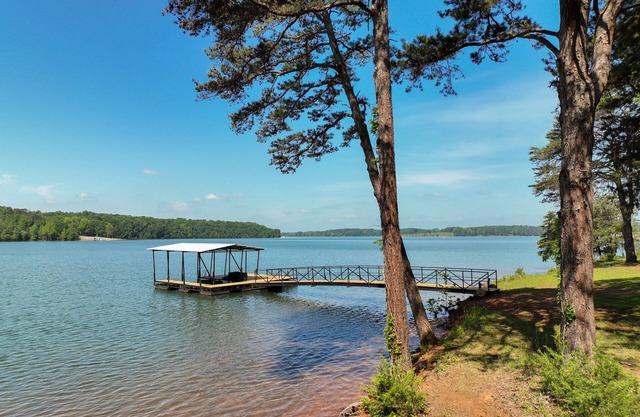 Lakefront Home, 6BR / 4BA, Deep Water / Dock, parfait pour un séjour multifamilial