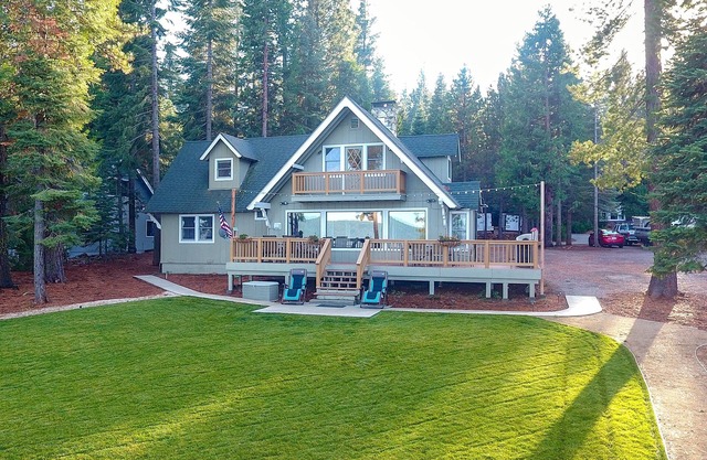 Accueil Lakefront au lac Almanor ouest avec grande terrasse, Dock et de belles vues!