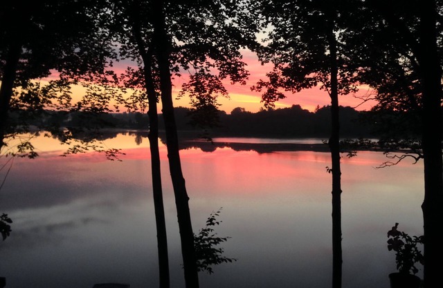 Lakefront Home au sommet d'un petit bluff avec une vue imprenable sur Diamond Lake