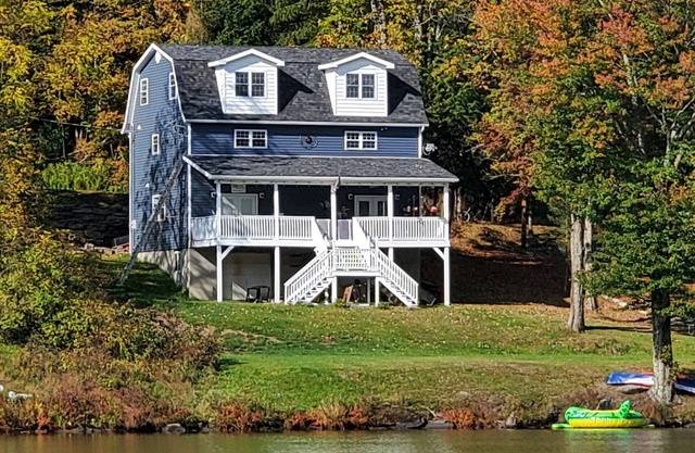 Lakefront home. Close to elk mountain ski. Swim tube boat fish.. summer fun!
