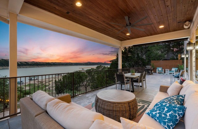 Luxueuse maison du lac Travis avec plage, quai de bateau, salon extérieur et salle de jeux