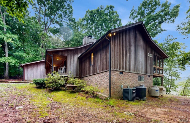Dog-friendly, maison au bord du lac dans les bois w / quai, bain à remous privé