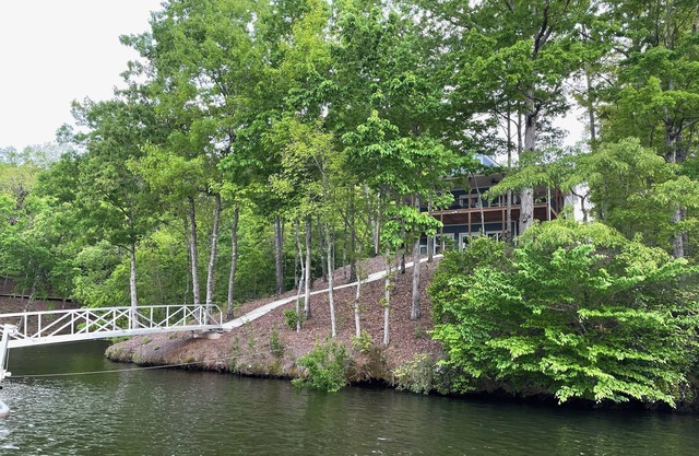 Lakefront Home - Large Covered Porch and Boat Slip 4BR/ 3 1/2 BA WONDERFUL!