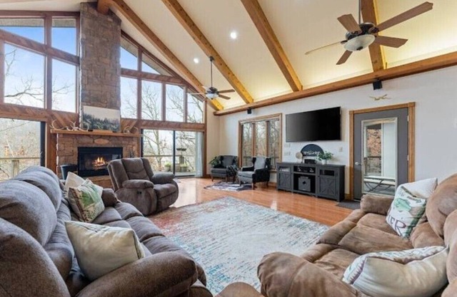 Lakefront Home-NEW Hot Tub- Water Access from Yard-Kayaks-Patio-Game Room