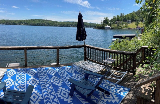 Accueil Lakefront sur le lac Bomoseen avec de beaux levers de soleil et vue sur la montagne