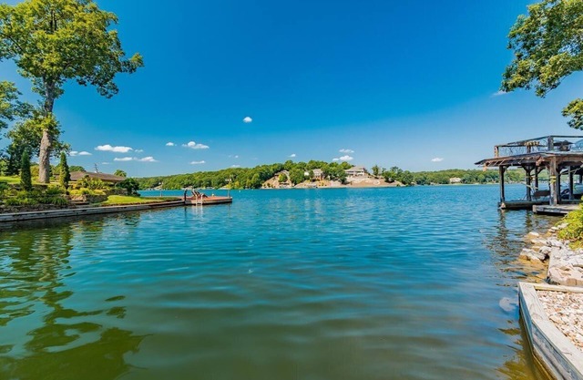 Une villa de location de vacances avec vue sur le lac pouvant accueillir jusqu'à 18