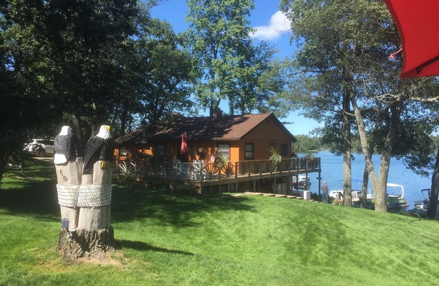Magnifique maison au bord du lac avec deux chambres, bain à remous extérieur et cheminée