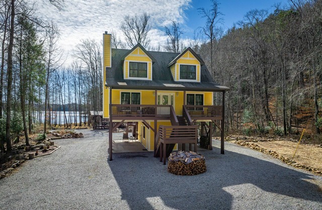 Maison riveraine nichée dans l'intimité boisée de Dales Creek Cove sur le lac James