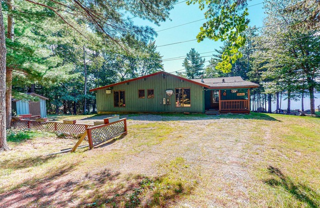 Lakefront Home W/ Fast WiFi, Furnished Deck, Water Views & Full Kitchen!