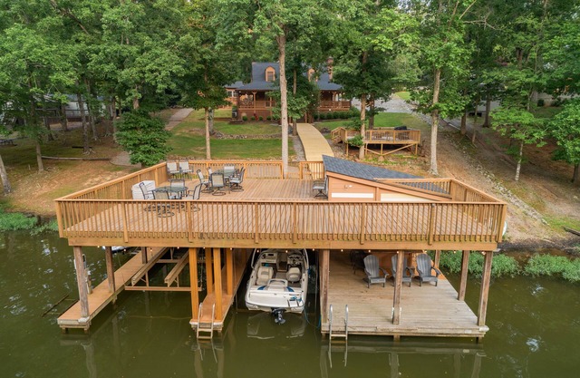 Lakefront Home w/ Guest House, Tiki bar, Dock, Pet friendly, Kayaks,Peddle boats