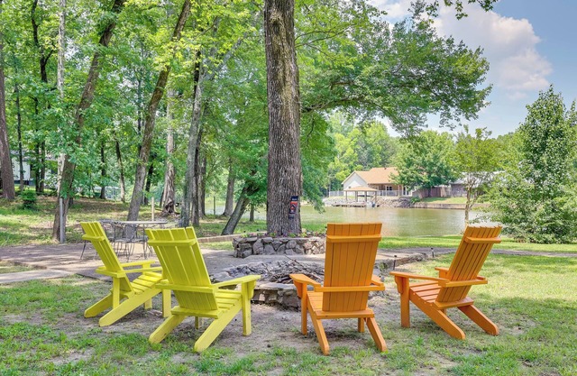 Lakefront Home w/ Kayaks in Hot Springs!