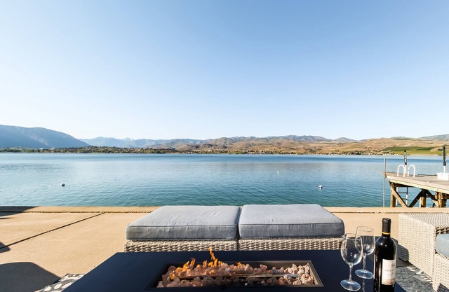 Maison au bord du lac avec quai privé, bouée et patio spacieux au bord de l'eau - près des vignobles