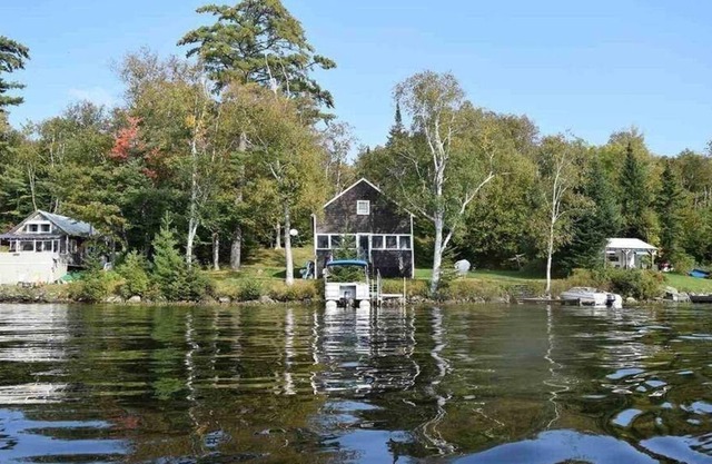Maison au bord du lac avec couchers de soleil spectaculaires, ambiance rustique, confort de la maison, 6-8 personnes