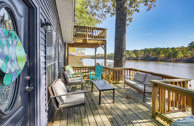 NOUVEAU! Lakefront Hot Springs Home avec 2 cales de bain!