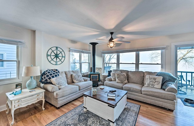 Lakefront Home w/ Gorgeous Sunsets, Kayaks, & Pier