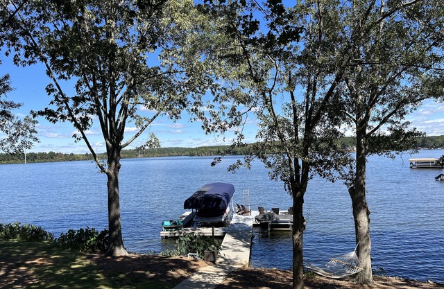 Lakefront home - Walk to restaurants - Deep water - LOCATION!!