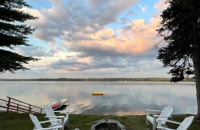 ** Maison au bord du lac avec toutes les commodités pour une escapade relaxante!**