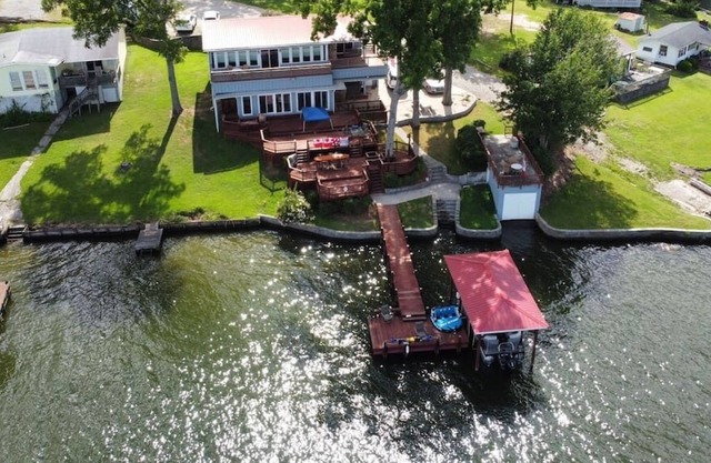 Lakefront Home with HOTTUB! KAYAKS,SUP's,TUBES! King beds, PingPong, CornHole!