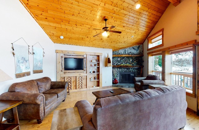 Luxe lakefront home with private dock, 3 decks overlooking the lake & pool table
