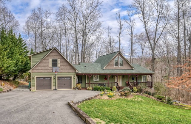 Lakefront home with private hot tub, dock, grill, game room, lake views & kayaks