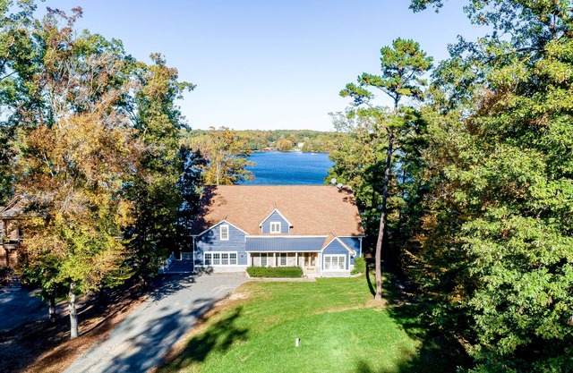 NOUVELLE LISTE! Accueil au bord du lac w / salle de loisirs entièrement chargée et plage!