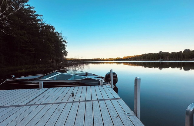 Parfait maison au bord du lac! Quelques beaux week-ends d'automne encore disponibles!