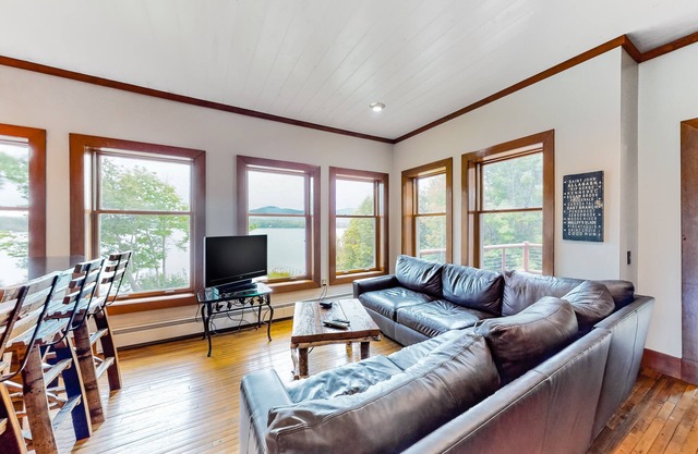 Accueil au bord du lac avec foyer extérieur, quai privé - près du centre-ville