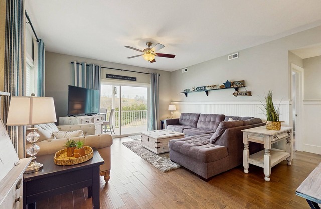 Lakefront home with decks, shared pool, clubhouse, golf close by, Wi-Fi