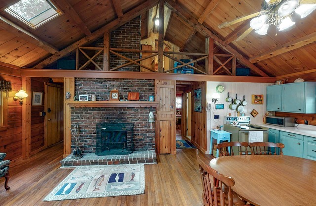 Lakefront home with stunning views, firepit, 2 canoes, fast WiFi & yard games