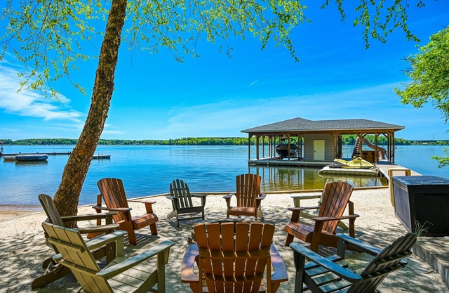 Maison nouvellement construite au bord de l’eau avec cinéma maison, toboggan, etc.