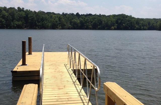 NOUVELLE LISTE! Lakefront, maison familiale w / dock, échelle de bain, douche extérieure